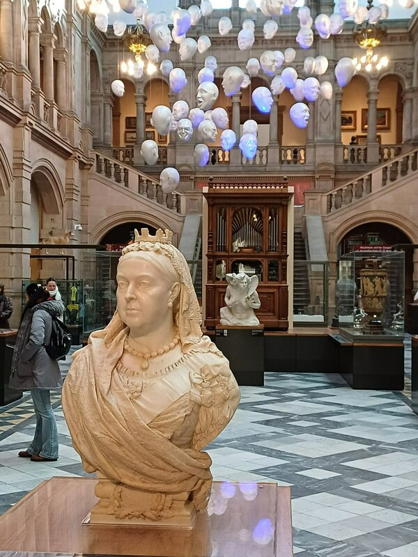 Heads In The Kelvingrove Art Gallery And Rich Tea Cc By Sa 2 0   7654160 B0416c01 800x800 