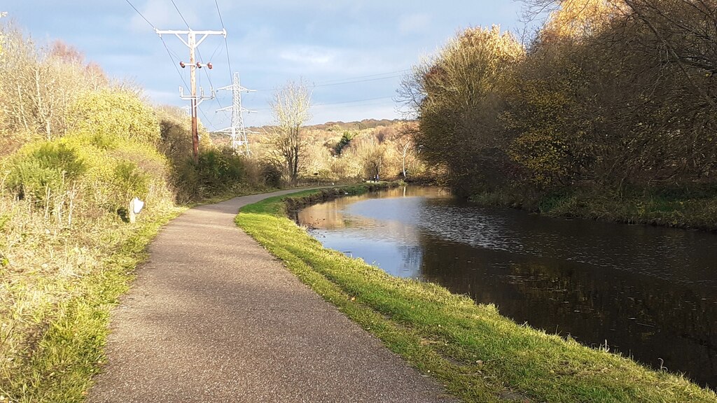 Leeds & Liverpool Canal northeast of... © Roger Templeman :: Geograph ...