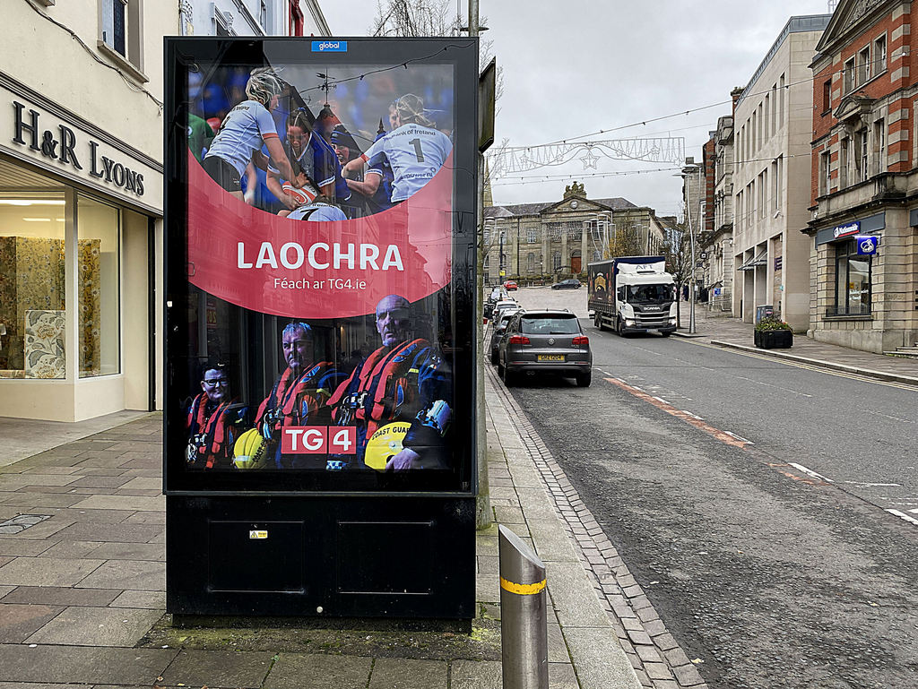 scrolling-display-board-high-street-kenneth-allen-geograph