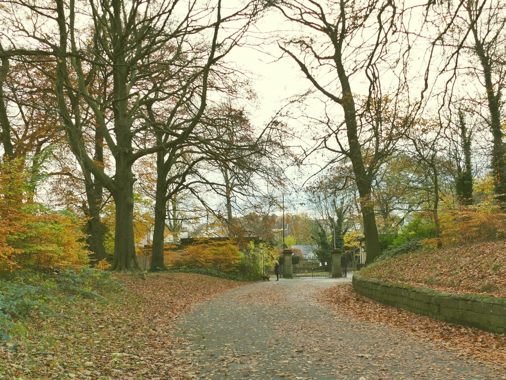 the-carriage-drive-roundhay-park-stephen-craven-cc-by-sa-2-0