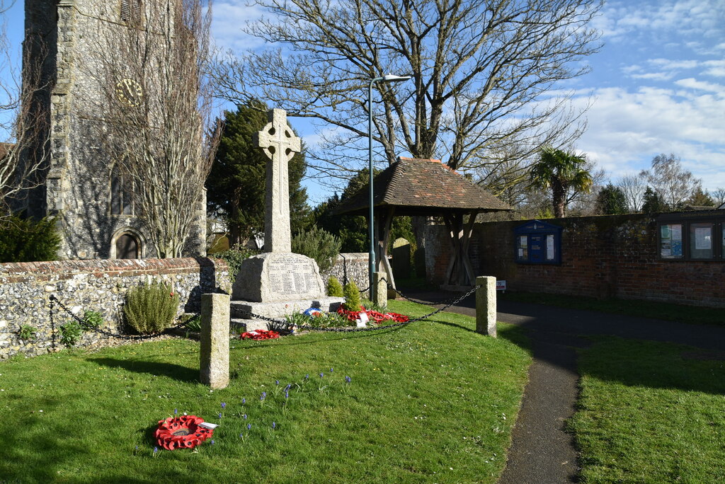 War Memorial © N Chadwick cc-by-sa/2.0 :: Geograph Britain and Ireland