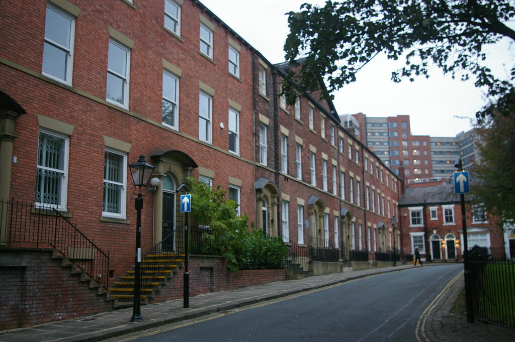 Leeds: Queen Square © Christopher Hilton cc-by-sa/2.0 :: Geograph ...