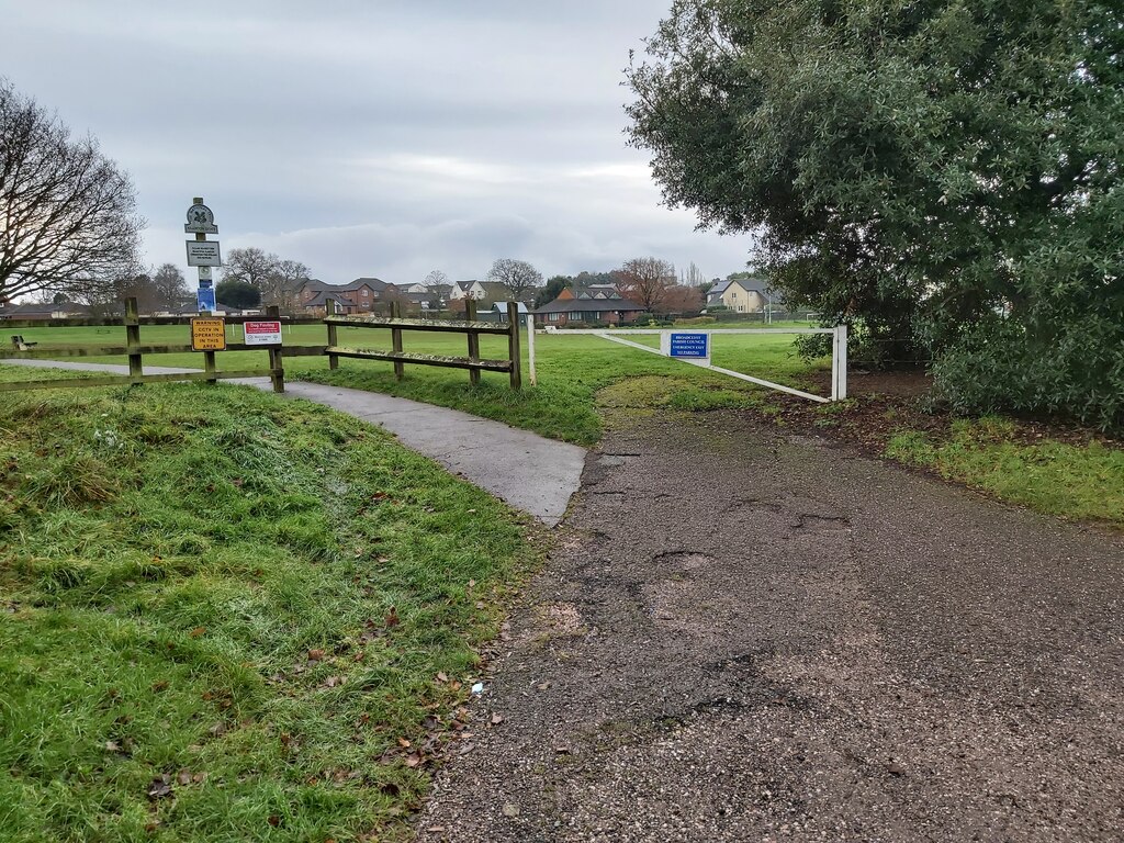 emergency-gate-to-playing-field-john-p-reeves-geograph-britain-and