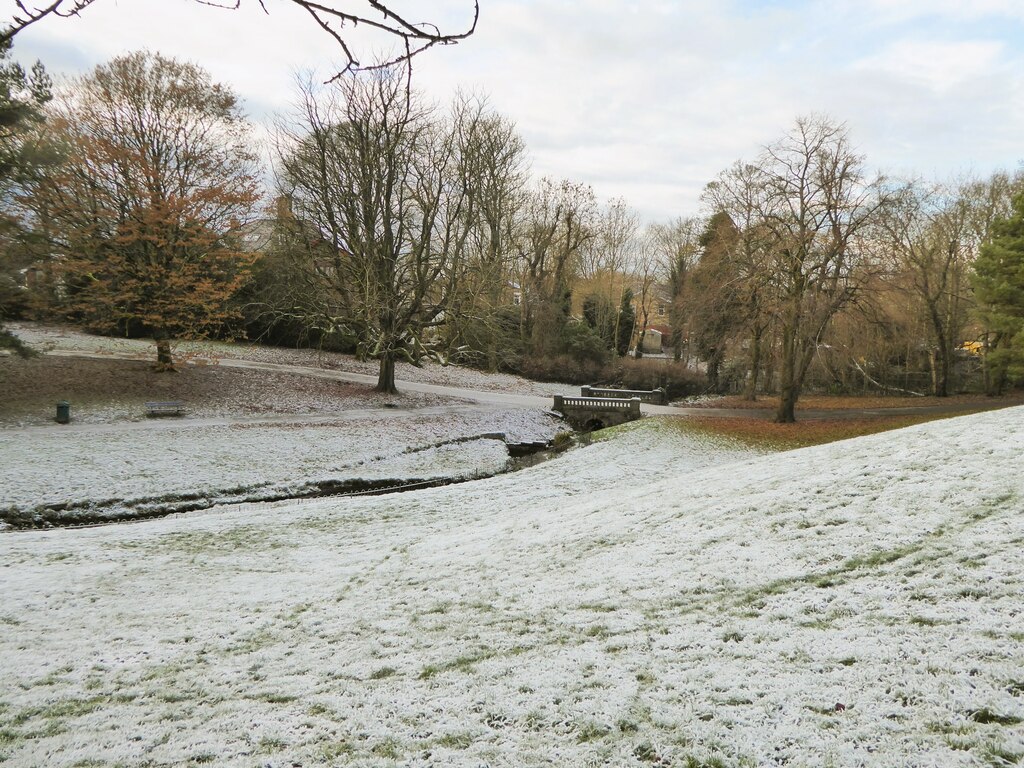 carriage-drive-bridge-in-scott-park-kevin-waterhouse-cc-by-sa-2-0