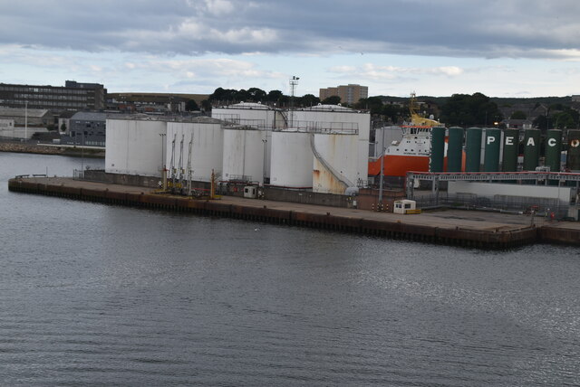 Oil storage tanks © N Chadwick cc-by-sa/2.0 :: Geograph Britain and Ireland