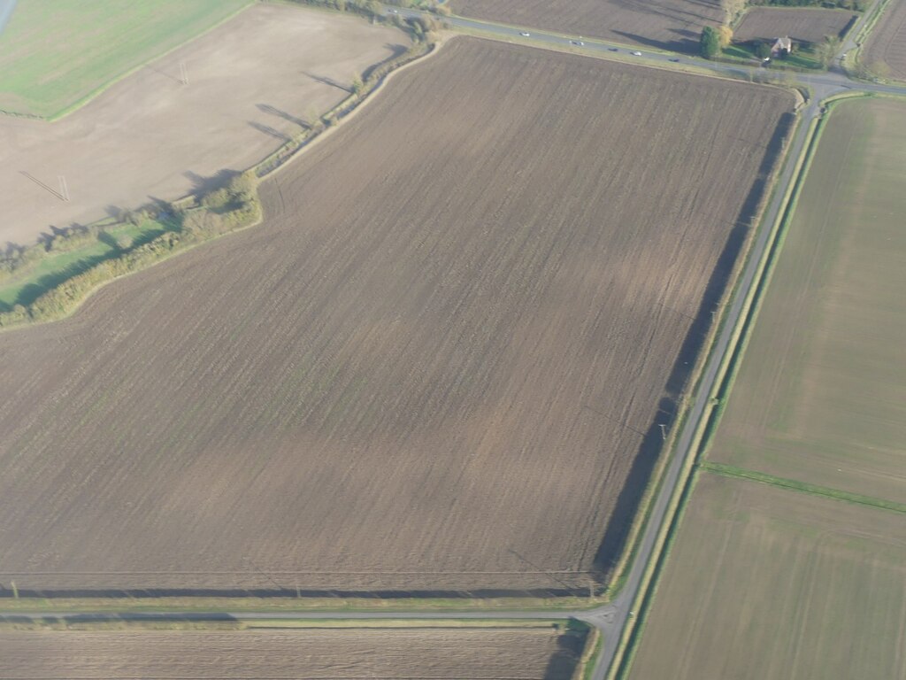 Soilmarks on field alongside Waithe... © Simon Tomson cc-by-sa/2.0 ...