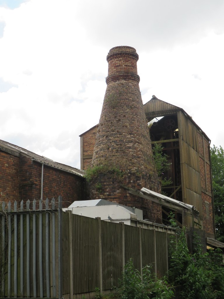 Kiln at the former Dolby's Potter's... © Richard Rogerson cc-by-sa/2.0 ...