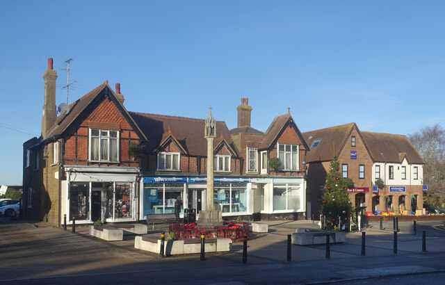 Shops and Memorial, Wendover © Des Blenkinsopp cc-by-sa/2.0 :: Geograph ...