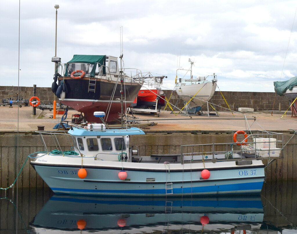 The Evie Grace at Lossiemouth Inner... © Bill Harrison ccbysa/2.0