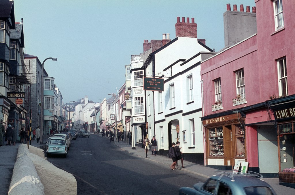 Broad Street, Lyme Regis © David Purchase cc-by-sa/2.0 :: Geograph ...