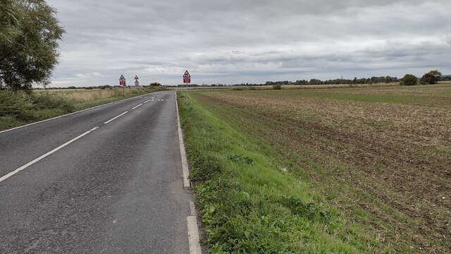 Camber Road © Shaun Ferguson cc-by-sa/2.0 :: Geograph Britain and Ireland