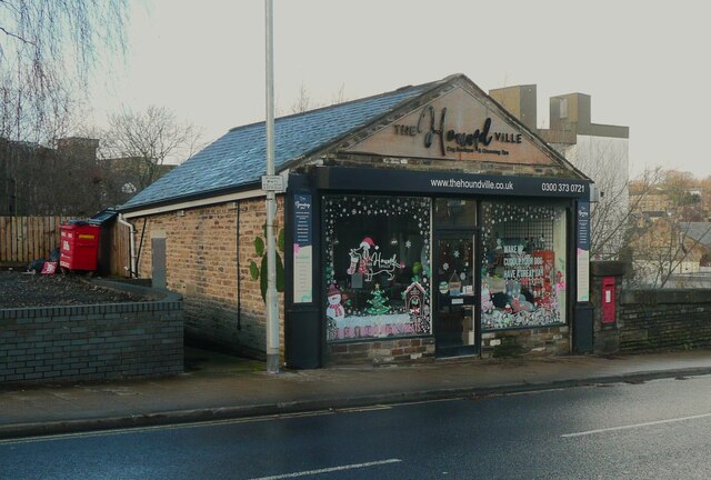 The Houndville, Huddersfield Road,... © Humphrey Bolton cc-by-sa/2.0 ...