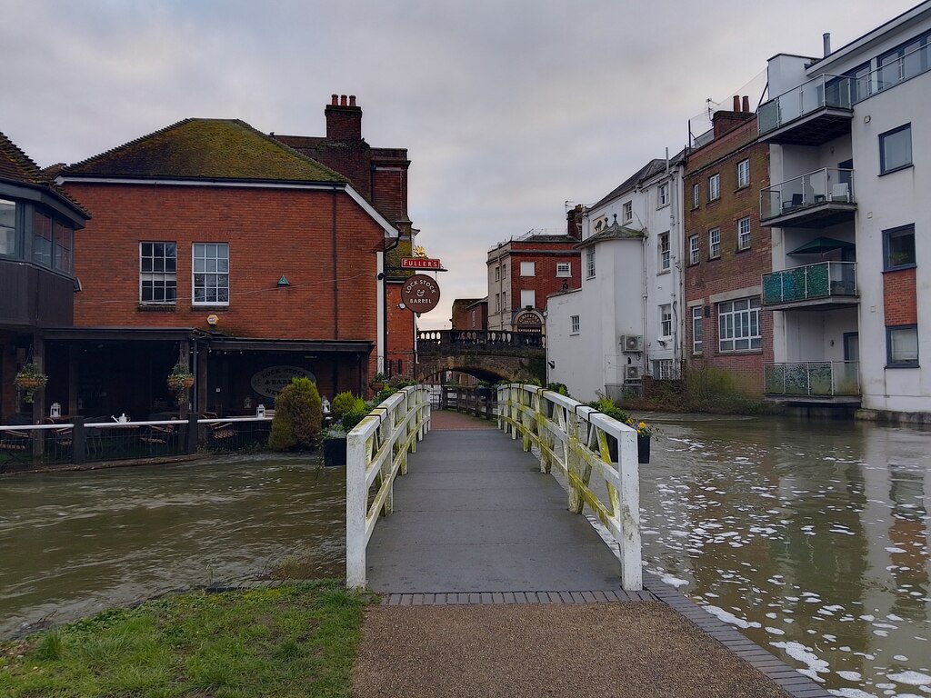 High water by public footpath, Newbury © Oscar Taylor cc-by-sa/2.0 ...