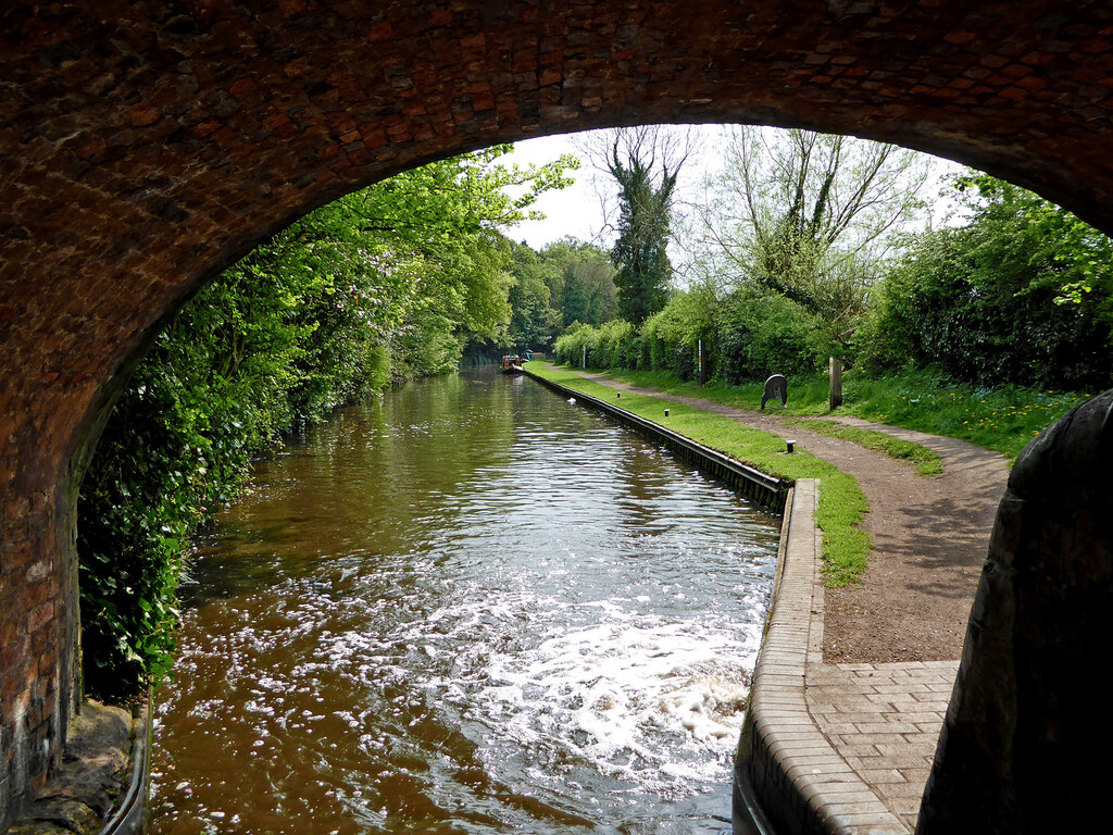 Canal below Wolverley Lock in... © Roger D Kidd cc-by-sa/2.0 ...