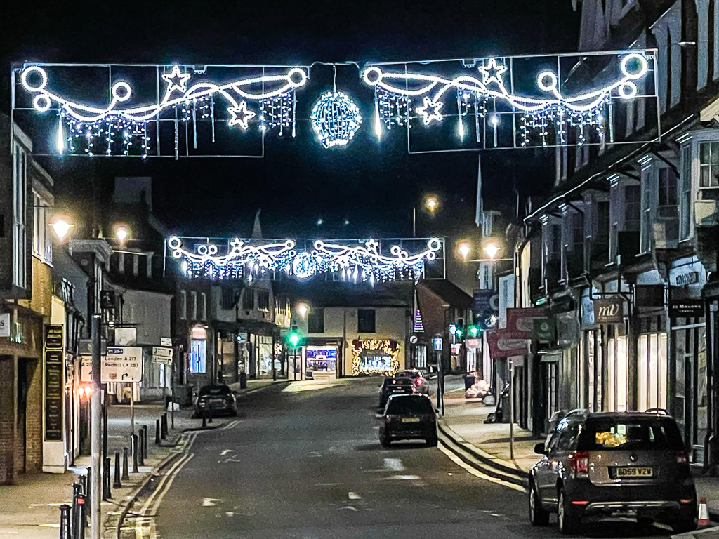 Christmas lights High Street © Ian Capper ccbysa/2.0 Geograph