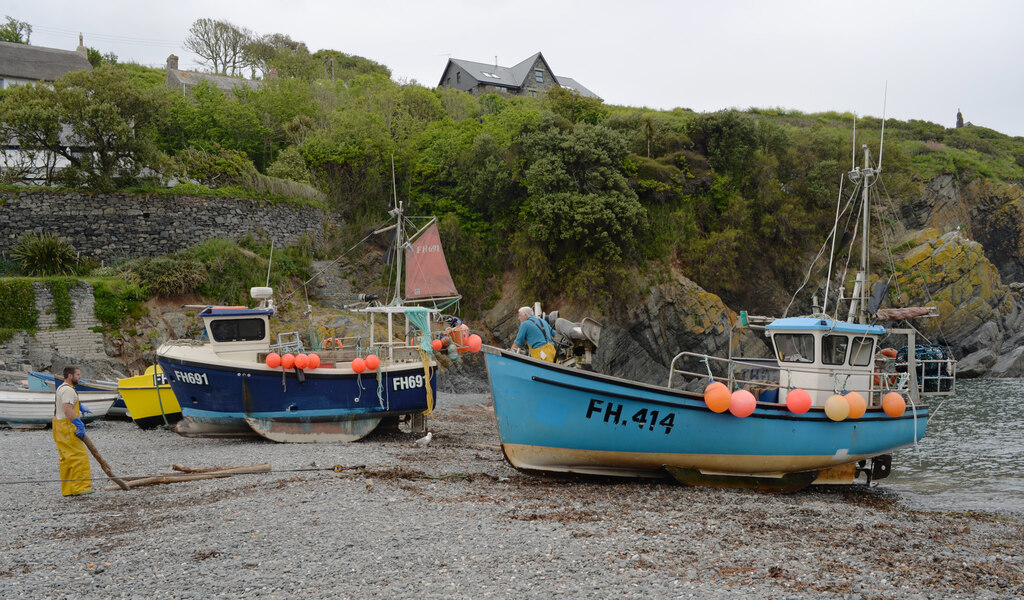 a-fishing-boat-landing-at-cadgwith-cove-habiloid-cc-by-sa-2-0