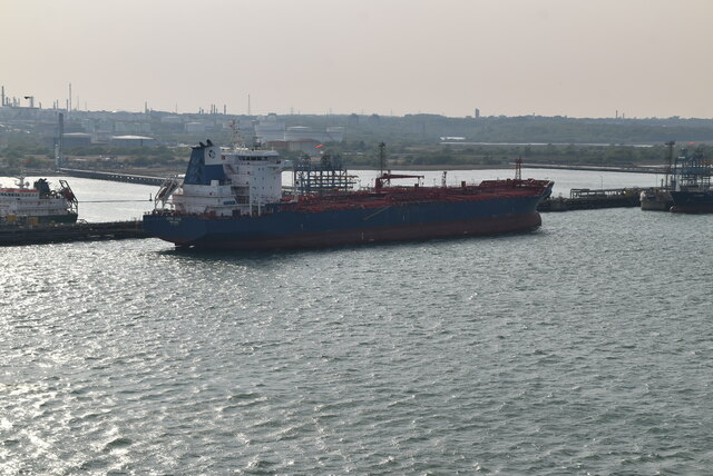 Fawley Marine Terminal © N Chadwick cc-by-sa/2.0 :: Geograph Britain ...