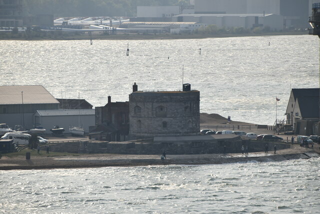 Calshot Castle © N Chadwick cc-by-sa/2.0 :: Geograph Britain and Ireland