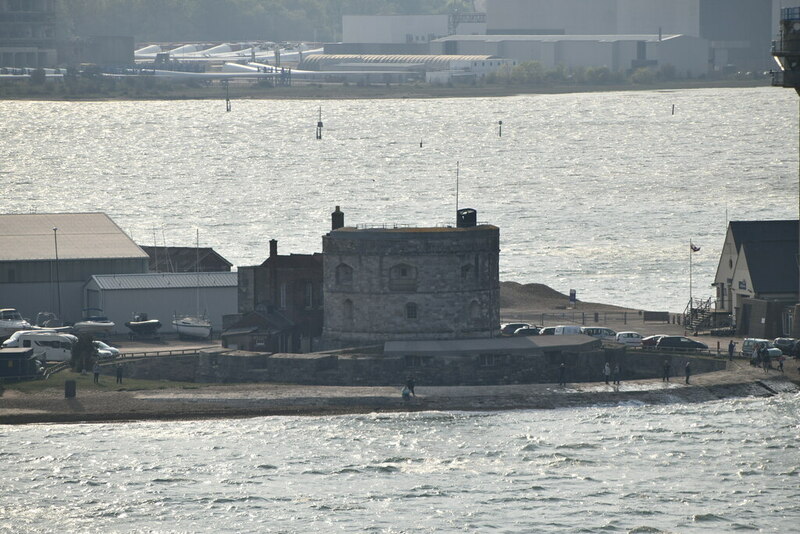 Calshot Castle © N Chadwick cc-by-sa/2.0 :: Geograph Britain and Ireland