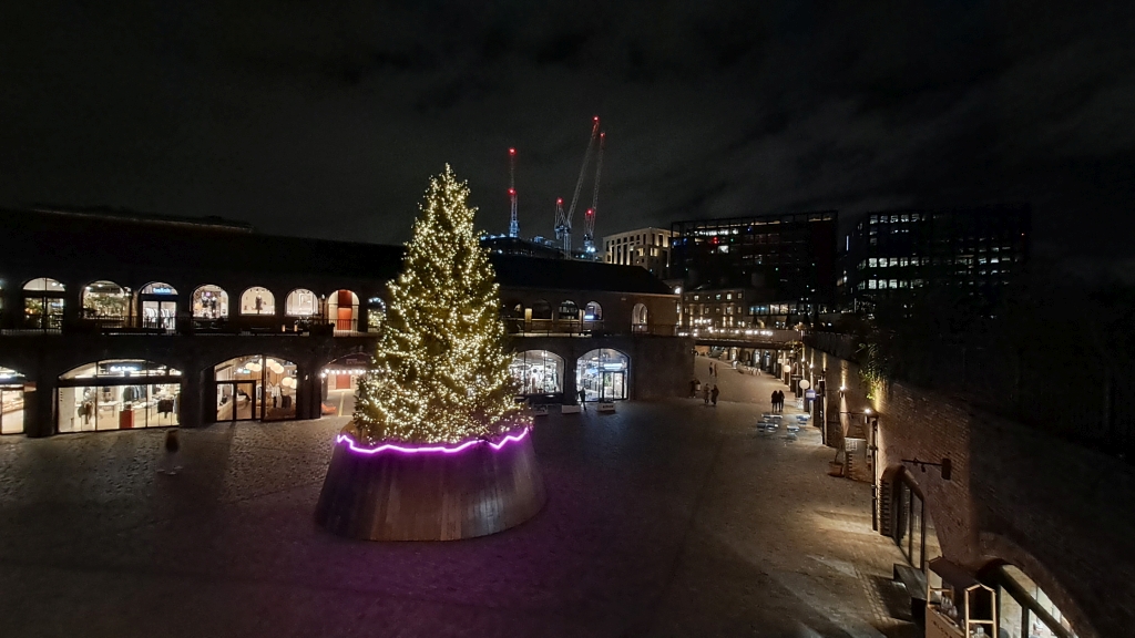 Christmas Tree in the Coal Drops © DS Pugh cc-by-sa/2.0 :: Geograph ...