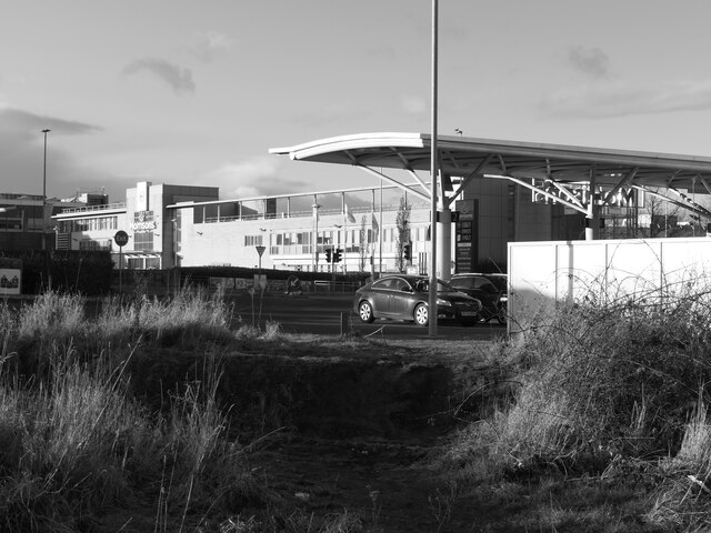 filling-station-waterfront-broadway-richard-webb-cc-by-sa-2-0