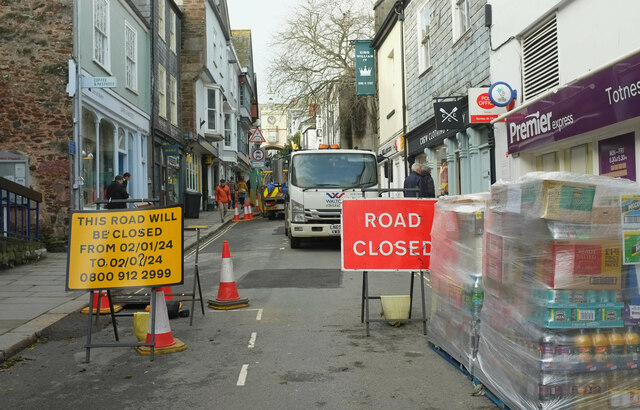 Fore Street closed Totnes Derek Harper cc by sa 2.0 Geograph