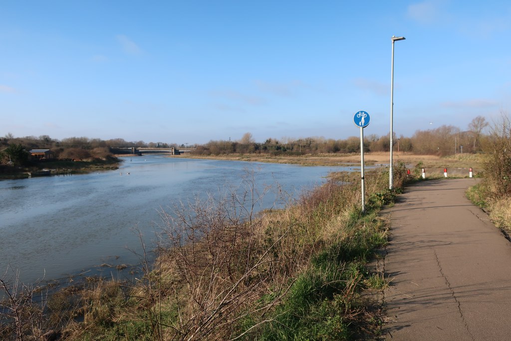 Cyclepath by River Chelmer © Hugh Venables cc-by-sa/2.0 :: Geograph ...