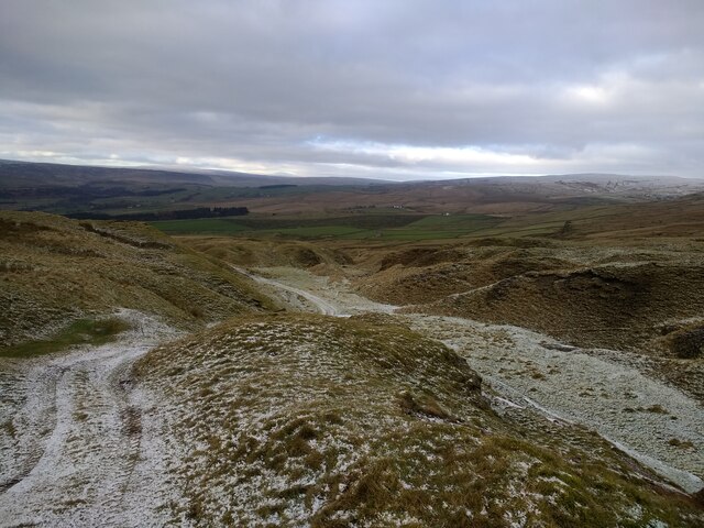 Spoil heaps below the western side of... © shikari cc-by-sa/2.0 ...