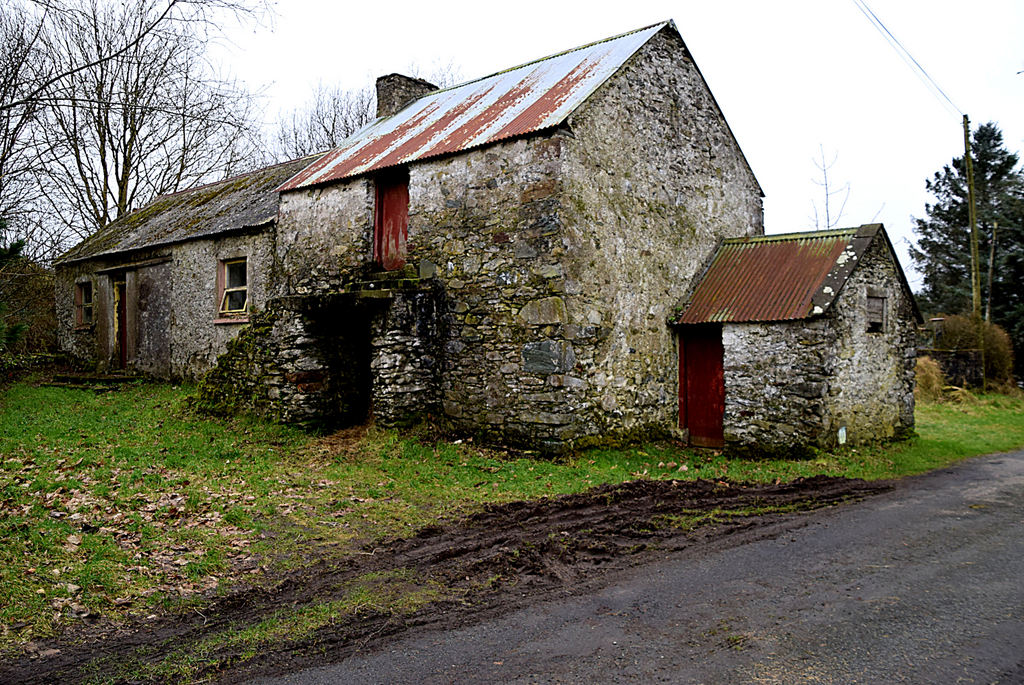 Derelict farm buildings, Binnafreaghan © Kenneth Allen cc-by-sa/2.0 ...