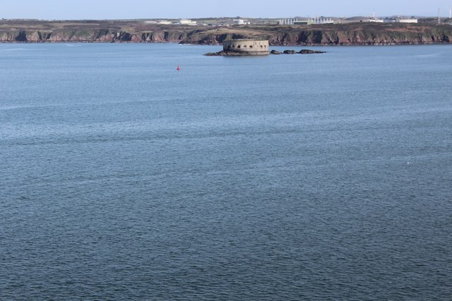 Stack Rock fort, Milford Haven Waterway © M J Roscoe cc-by-sa/2.0 ...