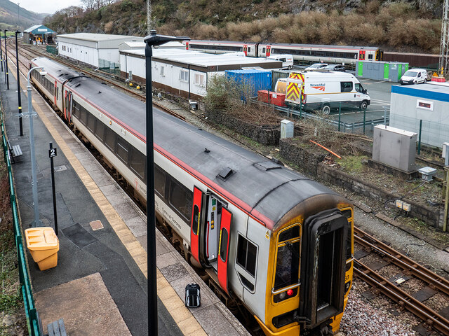 A Train Standing In Machynlleth Station © John Lucas Cc-by-sa/2.0 ...