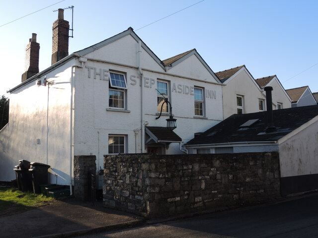 The Step Aside Inn © Neil Owen cc-by-sa/2.0 :: Geograph Britain and Ireland