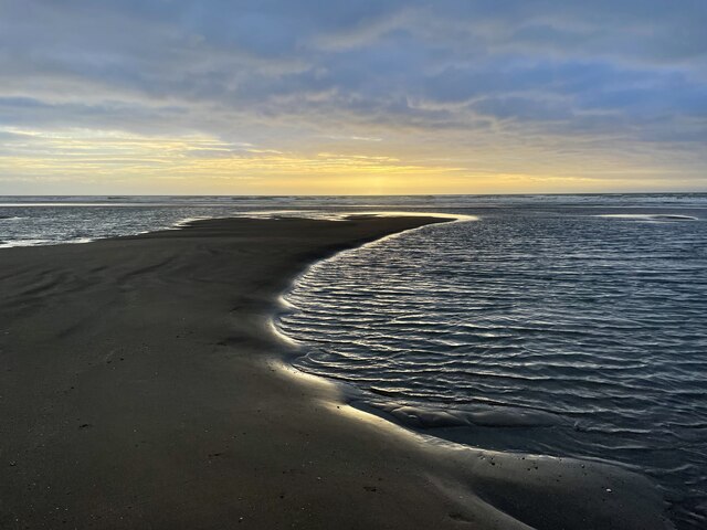 Traeth Ynyslas © Mike Parker cc-by-sa/2.0 :: Geograph Britain and Ireland