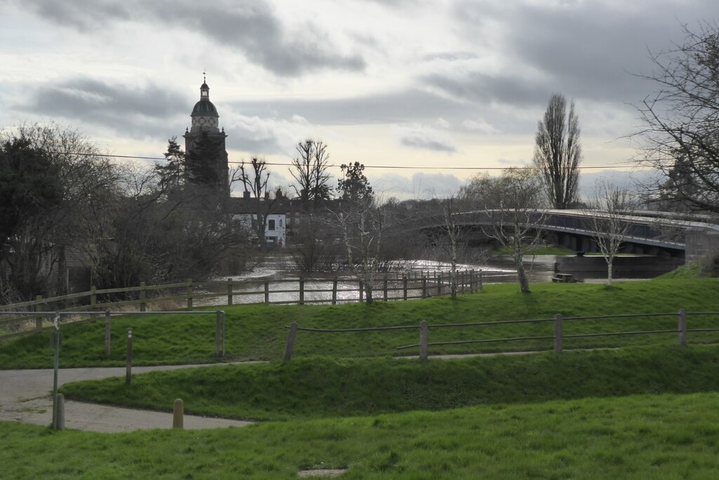 Upton-upon-Severn Bridge and Pepperpot... © Philip Halling cc-by-sa/2.0 ...