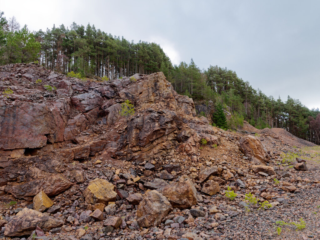 Derelict Learnie Hill Quarry © Julian Paren cc-by-sa/2.0 :: Geograph ...