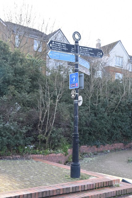 Thames cycle store path