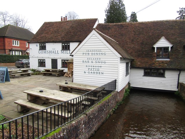 Gomshall Mill © Colin Smith cc-by-sa/2.0 :: Geograph Britain and Ireland