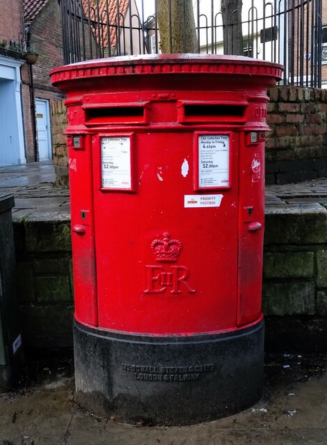 Double aperture Elizabeth II postbox on... © JThomas cc-by-sa/2.0 ...