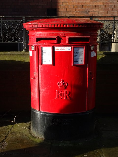 Double aperture Elizabeth II postbox on... © JThomas cc-by-sa/2.0 ...