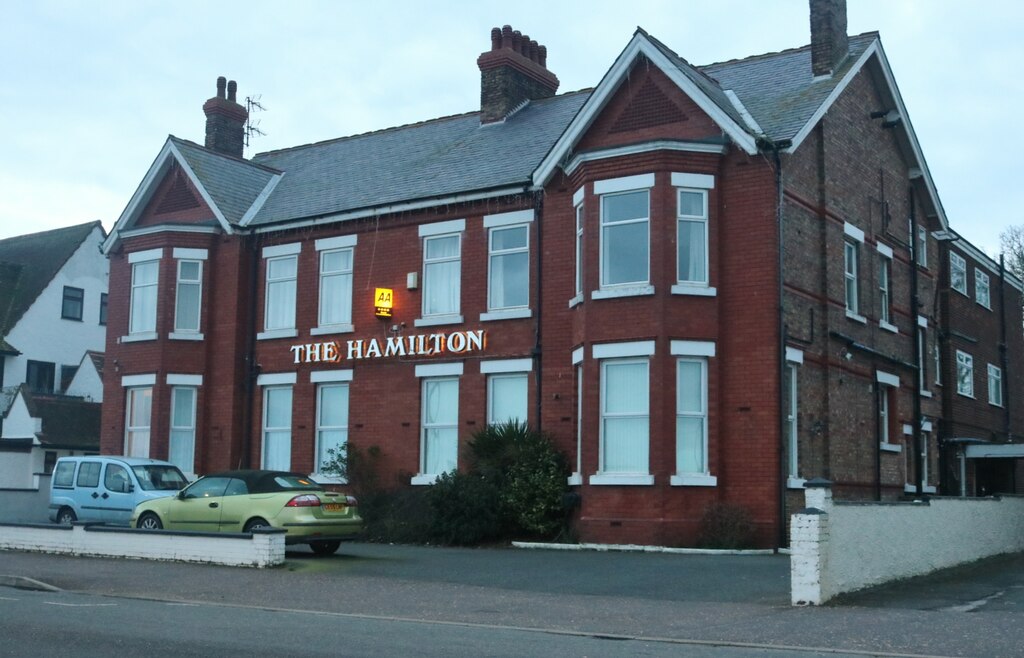 The Hamilton Hotel on North Drive, Great... © David Howard cc-by-sa/2.0 ...