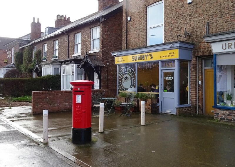 Sunny's Café on Fulford Road © JThomas ccbysa/2.0 Geograph Britain