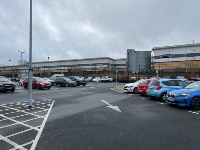 Rear view of Brighton Hill retail park © Mr Ignavy cc-by-sa/2.0 ...