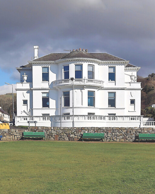 Crescent Lodge - Largs, North Ayrshire © Raibeart MacAoidh cc-by-sa/2.0 ...