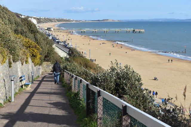 Descending Toft Zig Zag © David Martin cc-by-sa/2.0 :: Geograph Britain ...