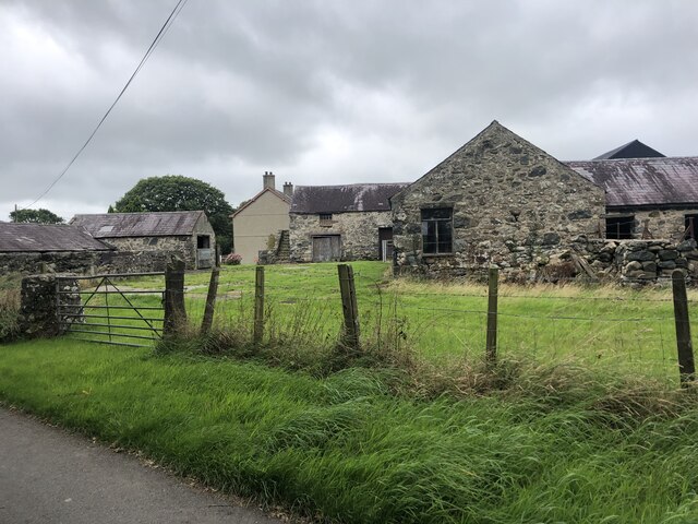 Farm buildings at Ty'n Llannor Fawr © Eirian Evans :: Geograph Britain ...