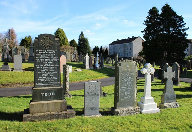 Two different kinds of war graves © Richard Sutcliffe cc-by-sa/2.0 ...