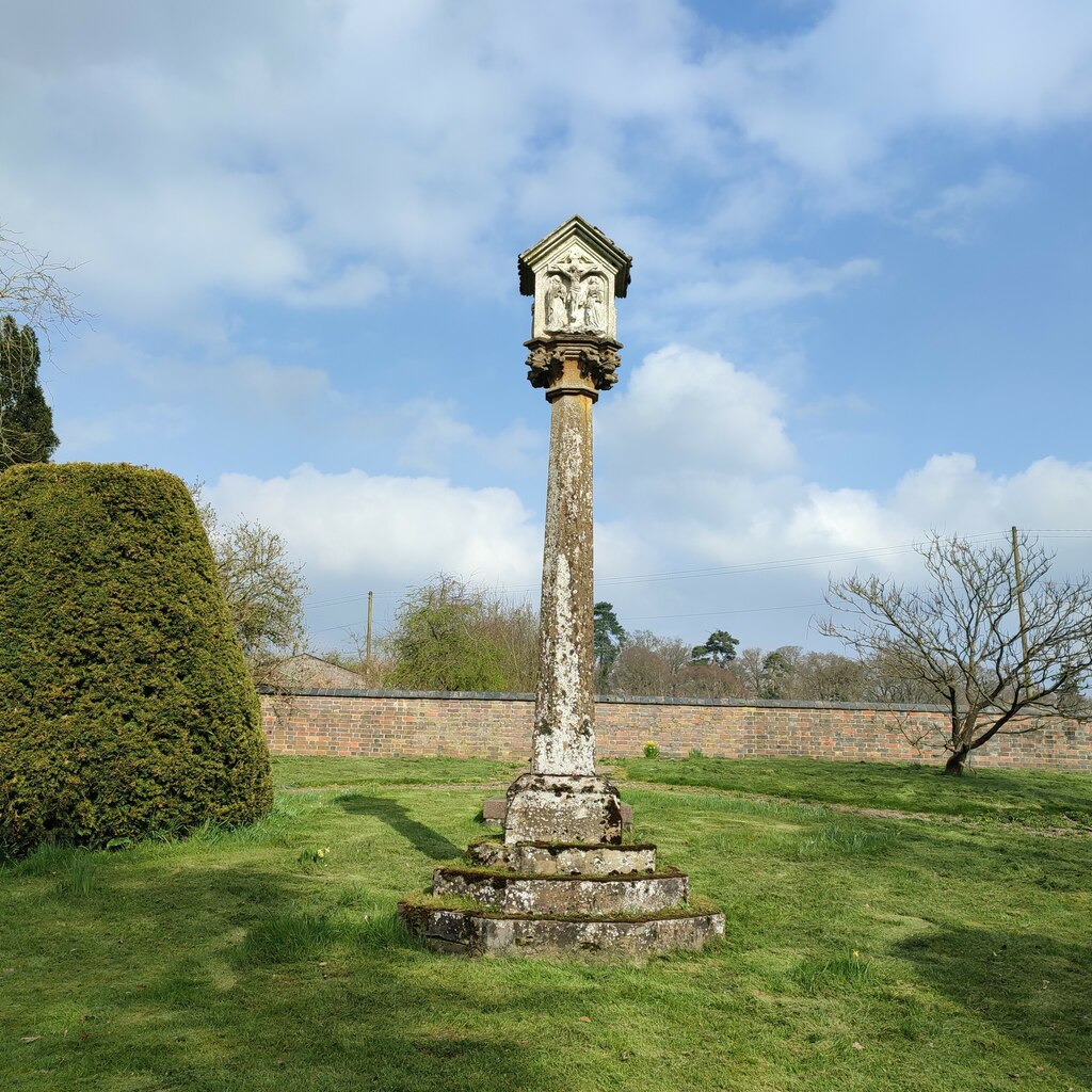 Monument, graveyard, Spetchley © AJD cc-by-sa/2.0 :: Geograph Britain ...