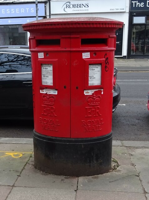 Double aperture Elizabeth II postbox on... © JThomas cc-by-sa/2.0 ...