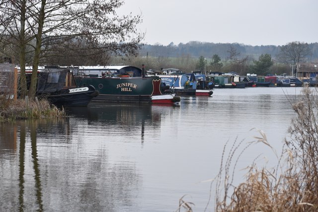 Grove Lock Marina © David Martin cc-by-sa/2.0 :: Geograph Britain and ...