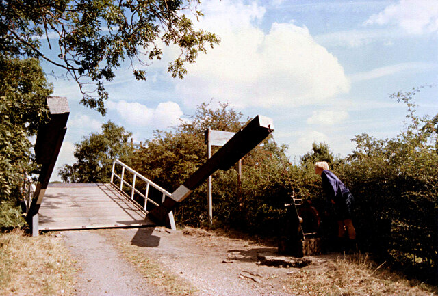 Drawbridge Farm lift bridge 28,... © Jo and Steve Turner cc-by-sa/2.0 ...